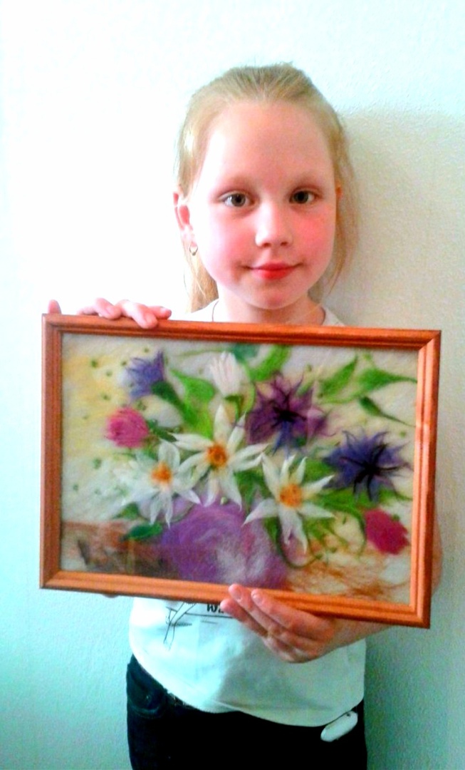 девочка и ее картина с цветочками